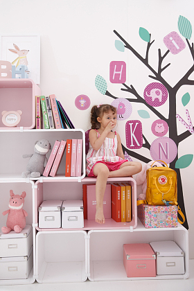 可爱的小女孩在学习