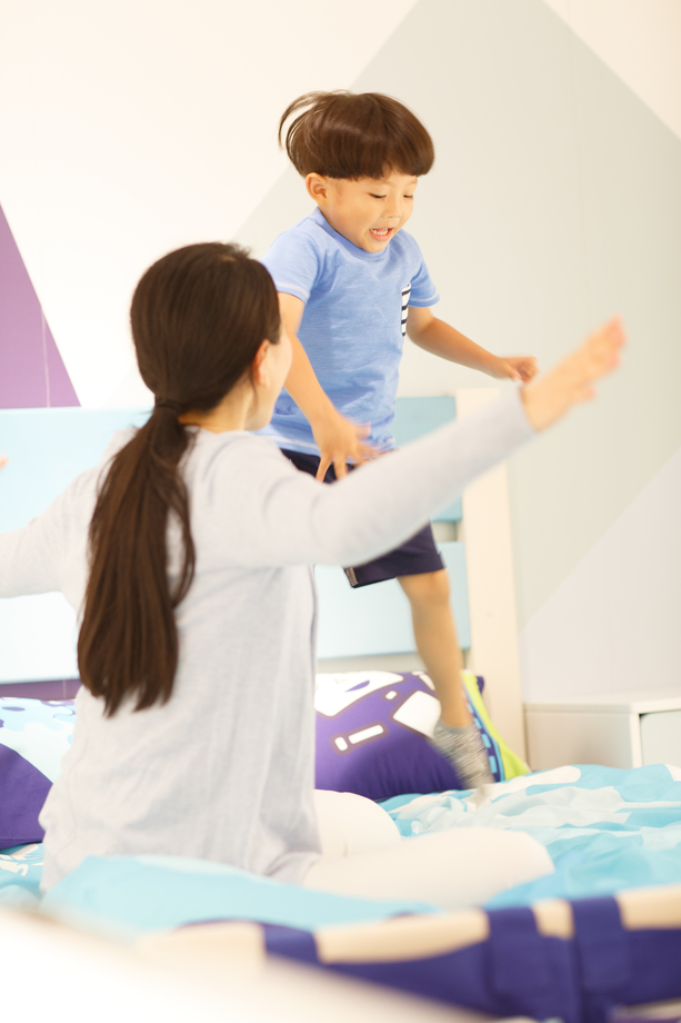 可爱的小男孩和妈妈在卧室玩耍 可爱的小男孩和妈妈在卧室玩耍