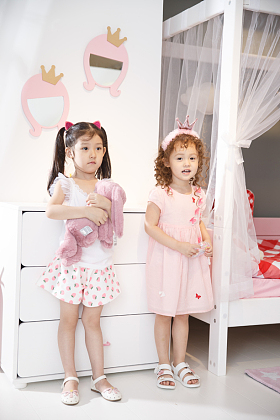 可爱的小女孩在卧室玩耍图片