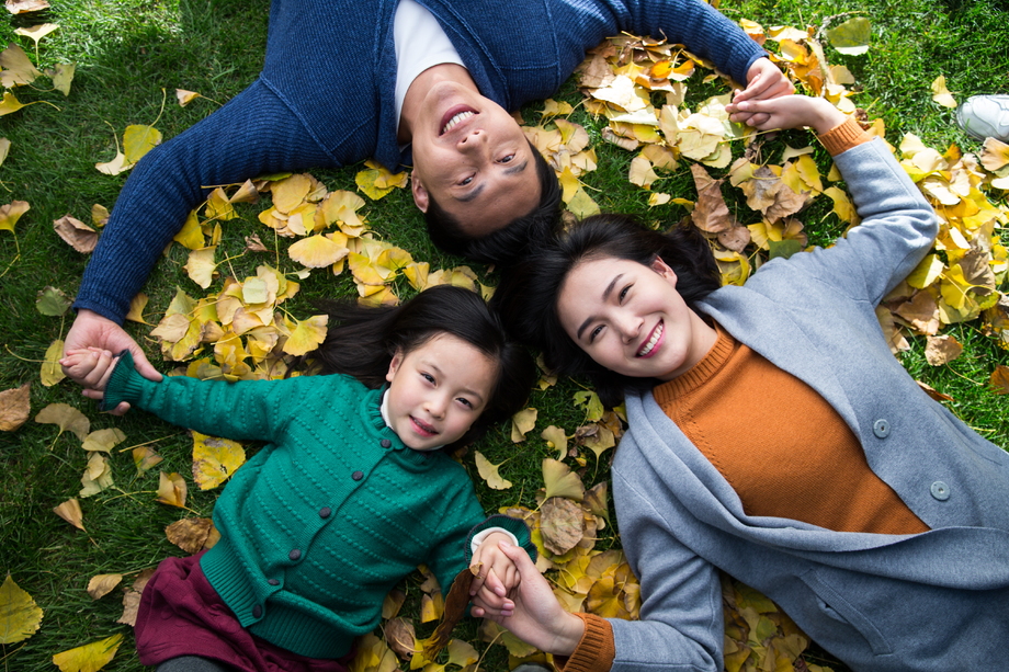幸福家庭户外玩耍 幸福家庭户外玩耍