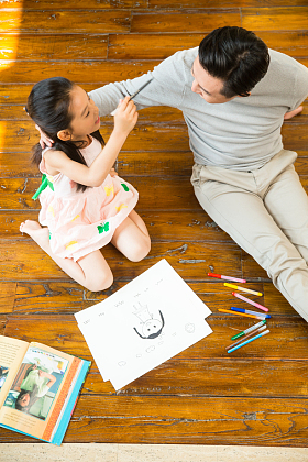 爸爸辅导女儿做作