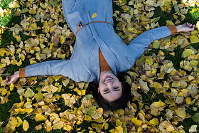 青年女人在户外