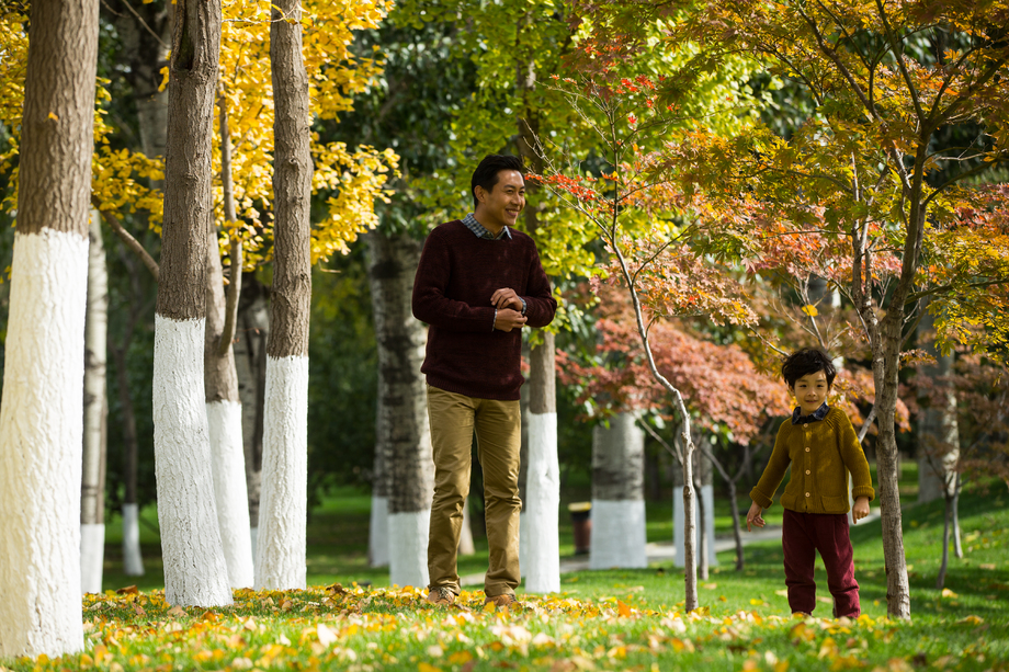 父亲陪着儿子在户外玩耍 父亲陪着儿子在户外玩耍