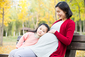 幸福家庭在户外玩耍图片