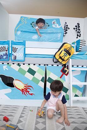 两个小男孩在卧室玩耍图片