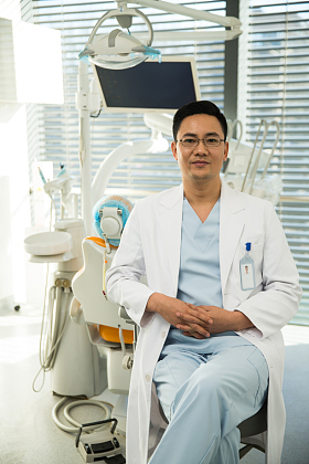 中年牙科医生
