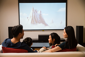 幸福家庭看电视照片