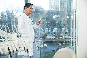 中年牙科医生照片