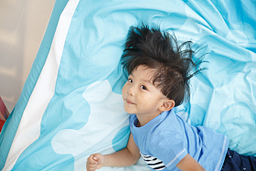 可爱的小男孩在玩耍