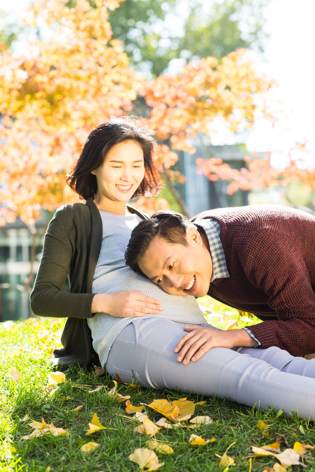 丈夫陪着怀孕的妻子在户外 丈夫陪着怀孕的妻子在户外