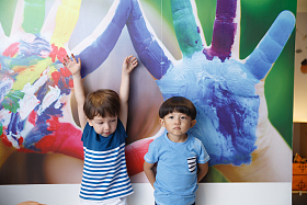 两个小男孩在卧室玩耍照片