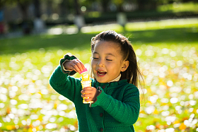 可爱的小女孩在户外玩耍图片