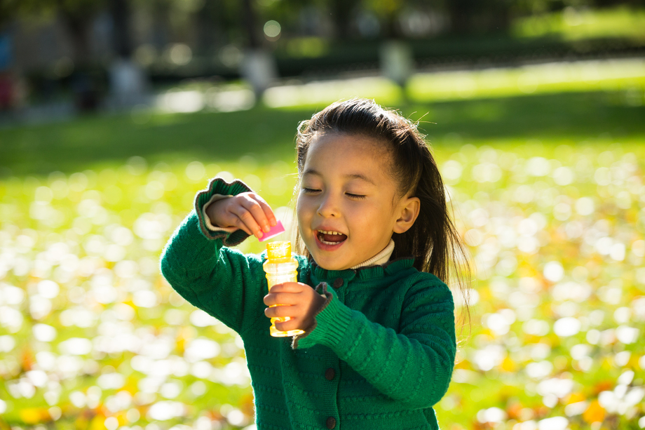 可爱的小女孩在户外玩耍图片 可爱的小女孩在户外玩耍图片