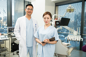 男牙医和女牙医助手