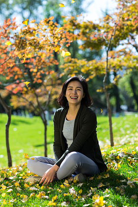 青年女人在户外