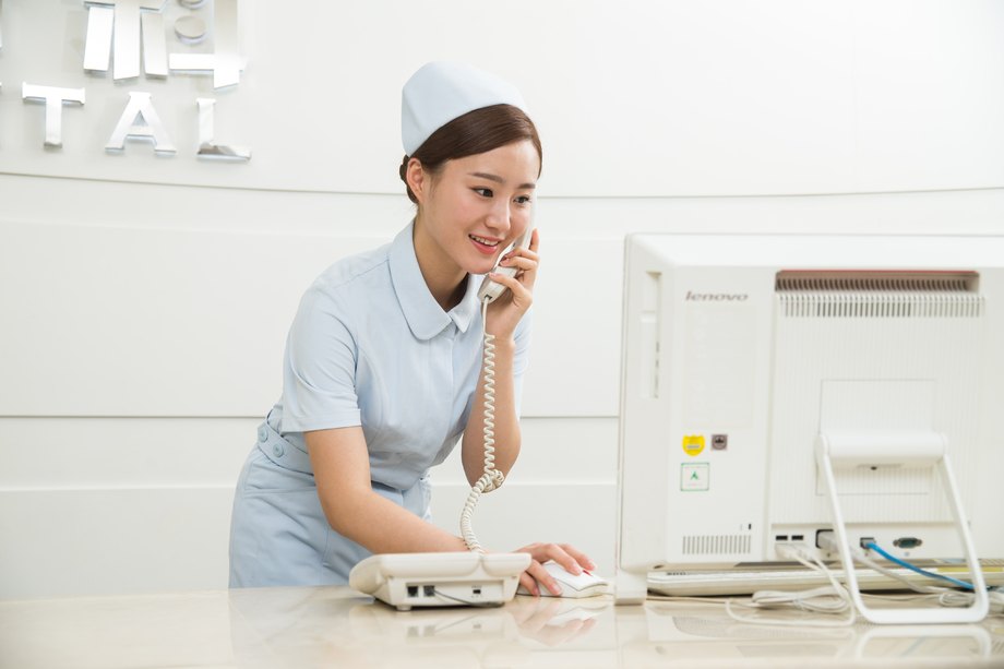 年轻女护士在接待处 年轻女护士在接待处
