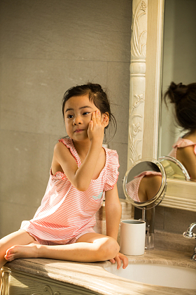 小女孩在卫生间照片