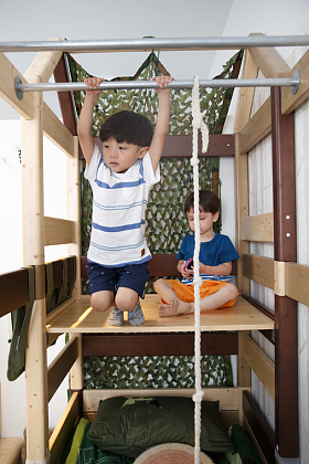 两个小男孩在卧室玩耍照片