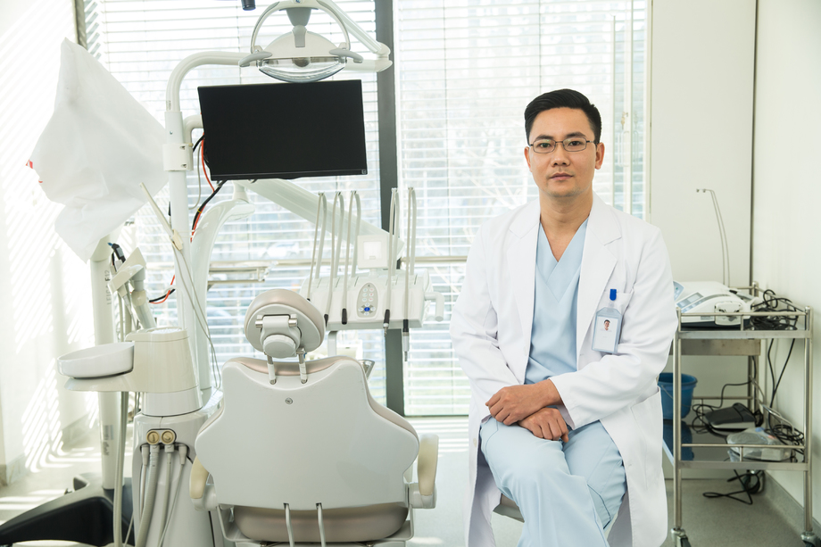 中年牙科医生 中年牙科医生