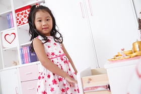 可爱的小女孩在卧室玩耍照片