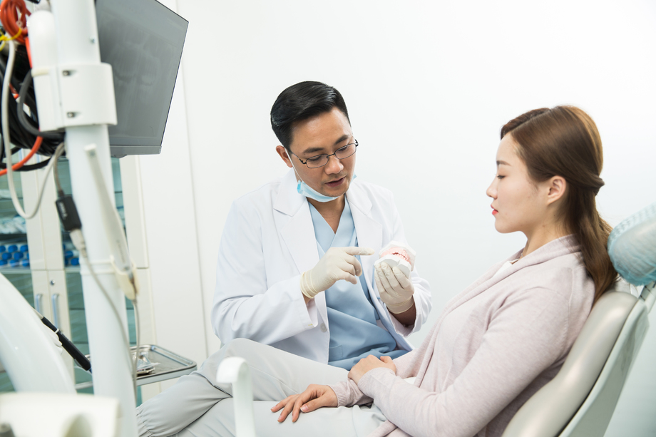 男牙医和女患者图片 男牙医和女患者图片