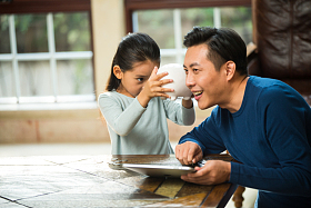 父亲指导女儿理财图片