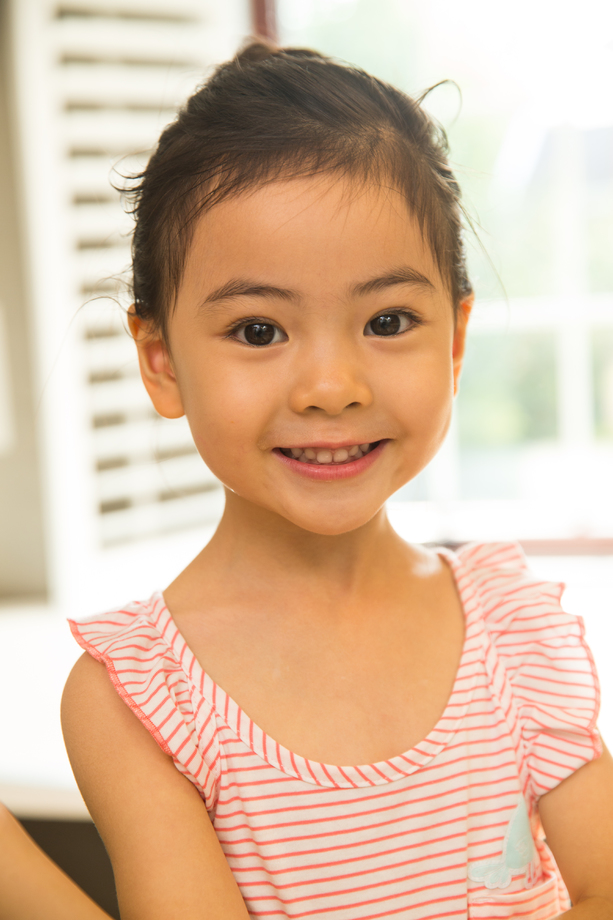 小女孩在卫生间照片