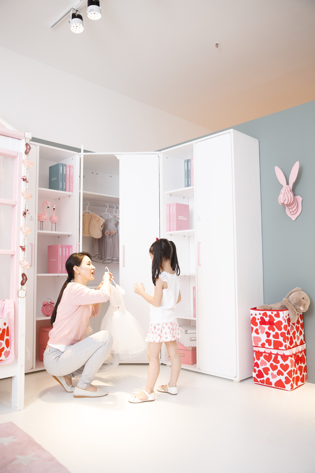 可爱的小女孩和妈妈玩耍图片