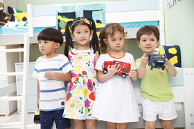 欢乐的儿童在儿童房玩耍图片