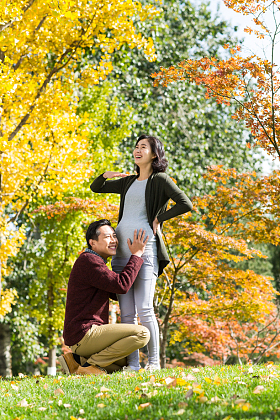 丈夫陪着怀孕的妻子在户外照片