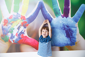 可爱的小男孩在游戏室照片