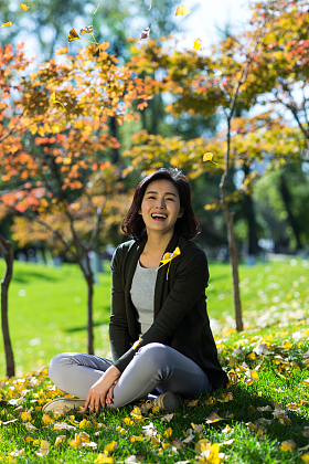 青年女人在户外图片