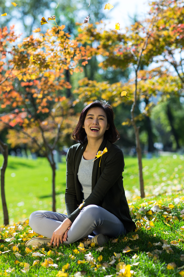 青年女人在户外图片 青年女人在户外图片