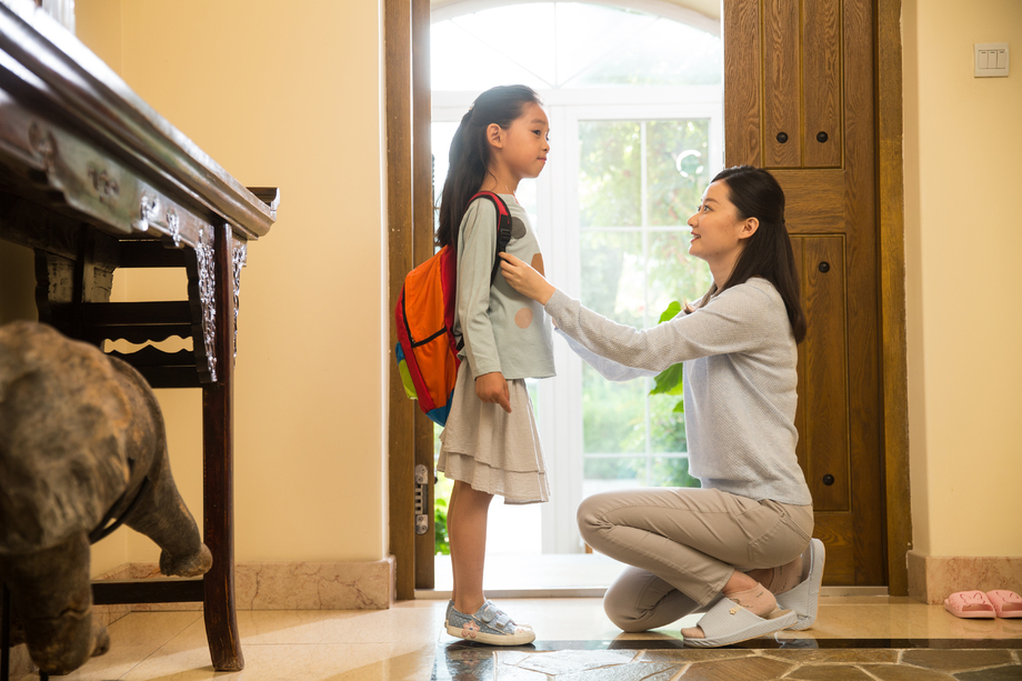 妈妈送女儿去上学图片 妈妈送女儿去上学图片