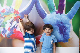 两个小男孩在卧室玩耍图片