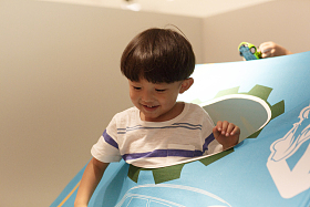 可爱的小男孩在玩耍照片