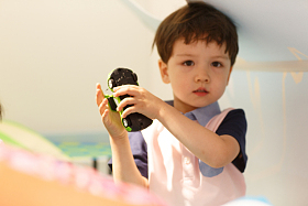 可爱的小男孩在游戏室照片