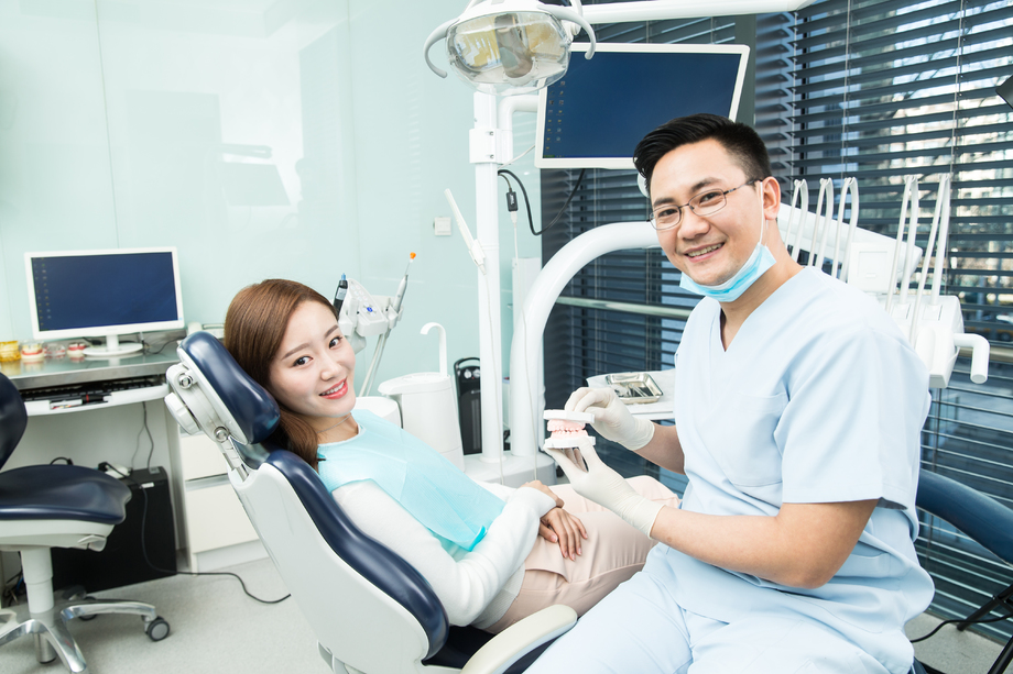 男牙医和女患者 男牙医和女患者