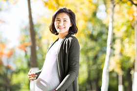 年轻的孕妇在户外