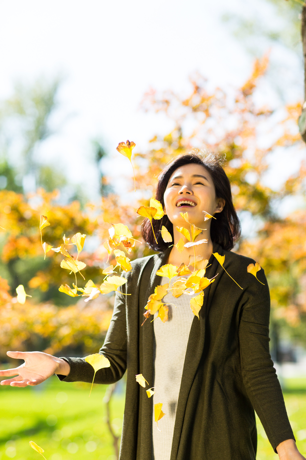 青年女人在户外图片 青年女人在户外图片