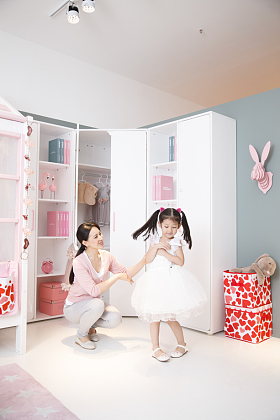 可爱的小女孩和妈妈玩耍图片