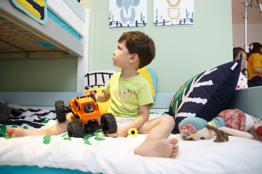 可爱的小男孩在游戏室照片 可爱的小男孩在游戏室照片