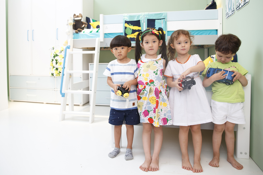 欢乐的儿童在儿童房玩耍 欢乐的儿童在儿童房玩耍