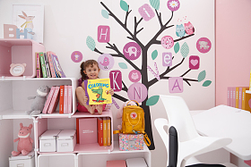 可爱的小女孩在学习