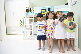 欢乐的儿童在儿童房玩耍图片