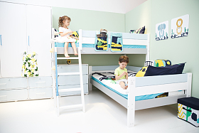 可爱的儿童在床上玩耍图片