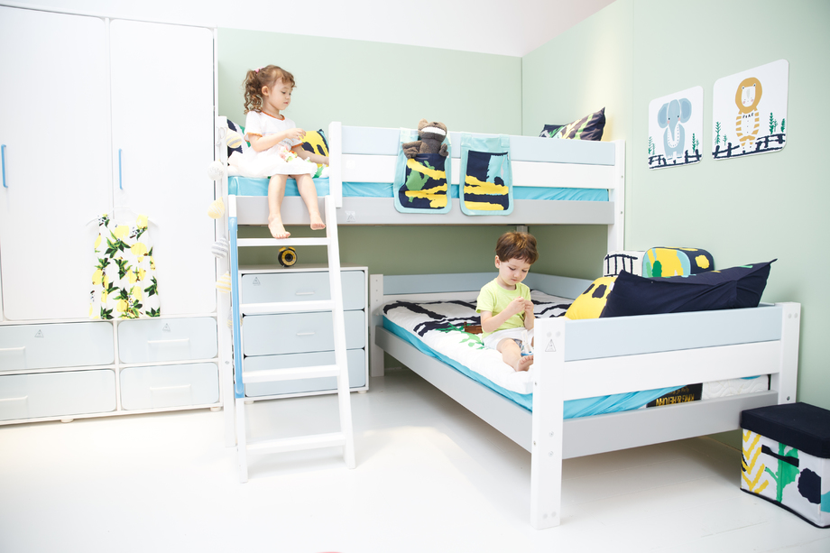 可爱的儿童在床上玩耍图片 可爱的儿童在床上玩耍图片