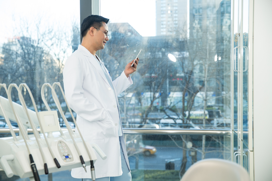 中年牙科医生 中年牙科医生