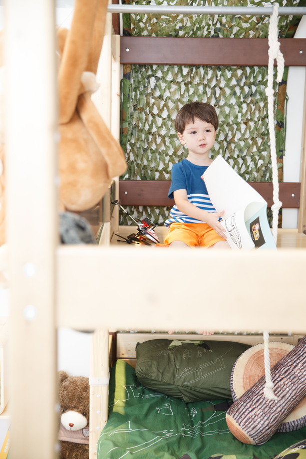 可爱的小男孩在游戏室照片 可爱的小男孩在游戏室照片