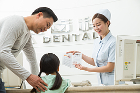 牙科医院的服务台图片